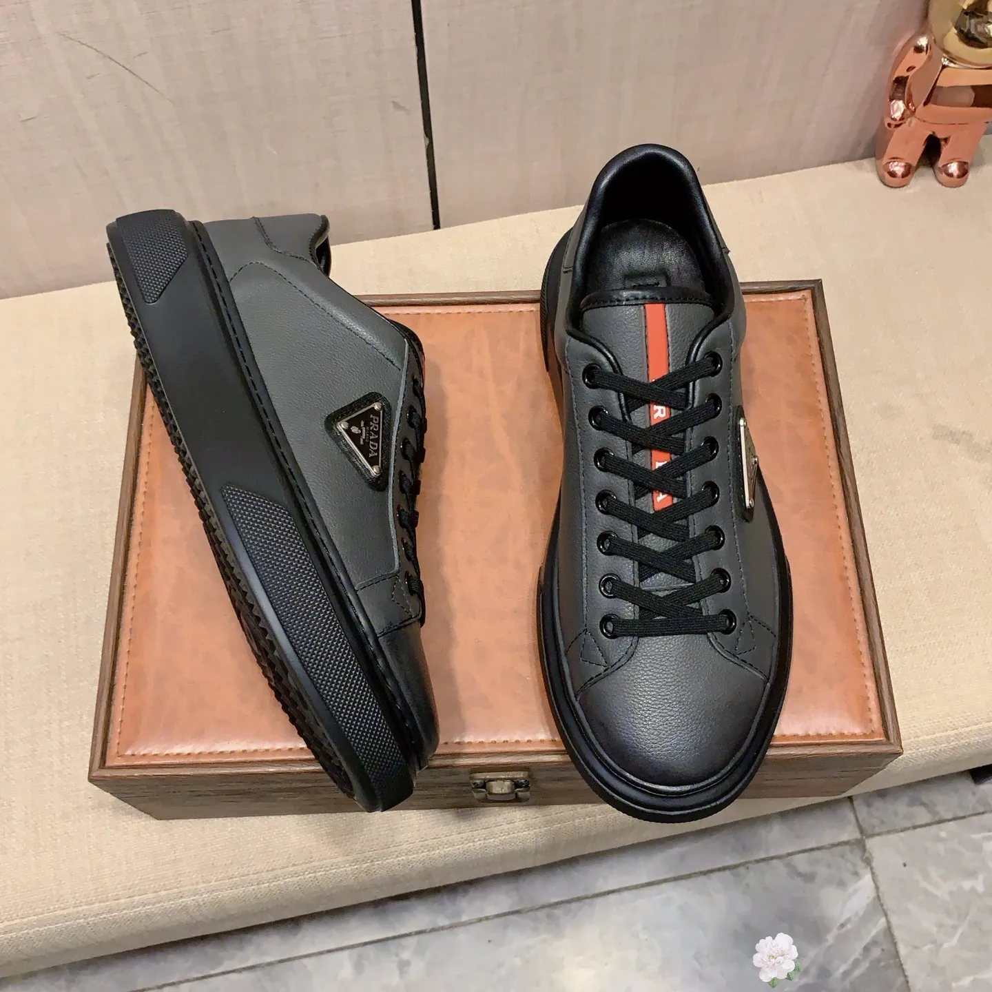Men's men's shoes💰460💰💰🎩🎩[Lightning][Lightning] "PRADA*" The latest and most popular casual shoes, top brand [seduce] luxury ~ purchasing agency, top ~ quality. [Strong] The upper is made of imported breathable and polished cowhide material ➕ Breathable sheepskin feet (•) with fine workmanship. The original stylish and stylish soft rubber wear-resistant and non-slip outsole is light and comfortable on the feet. The real thing looks better when taken in real life. 0186: code: 38-44, 2️⃣ colors selected
